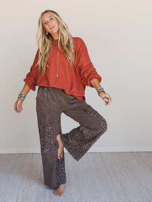 the-nest-brayden-oversized-pullover-rust/Rust