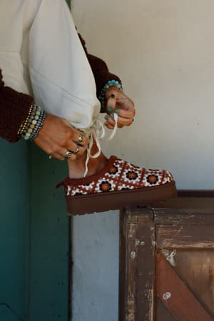 Crochet Hug Slipper Shoes: crochet-hug-slipper-shoes-brown/Brown
